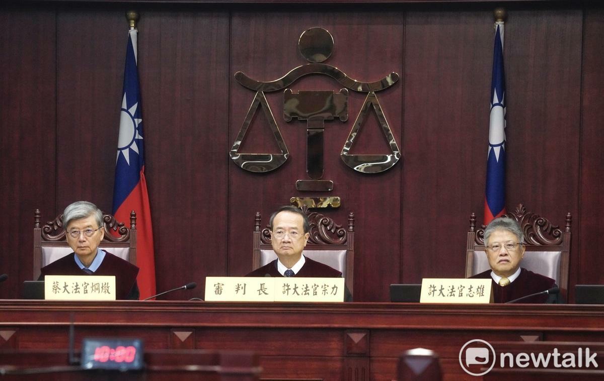 憲法法庭國會改革釋憲案今（6）日進行言詞辯論，圖為審判長許宗力大法官、蔡炯燉大法官（左）、許志雄大法官（右）。 圖：張良一/攝
