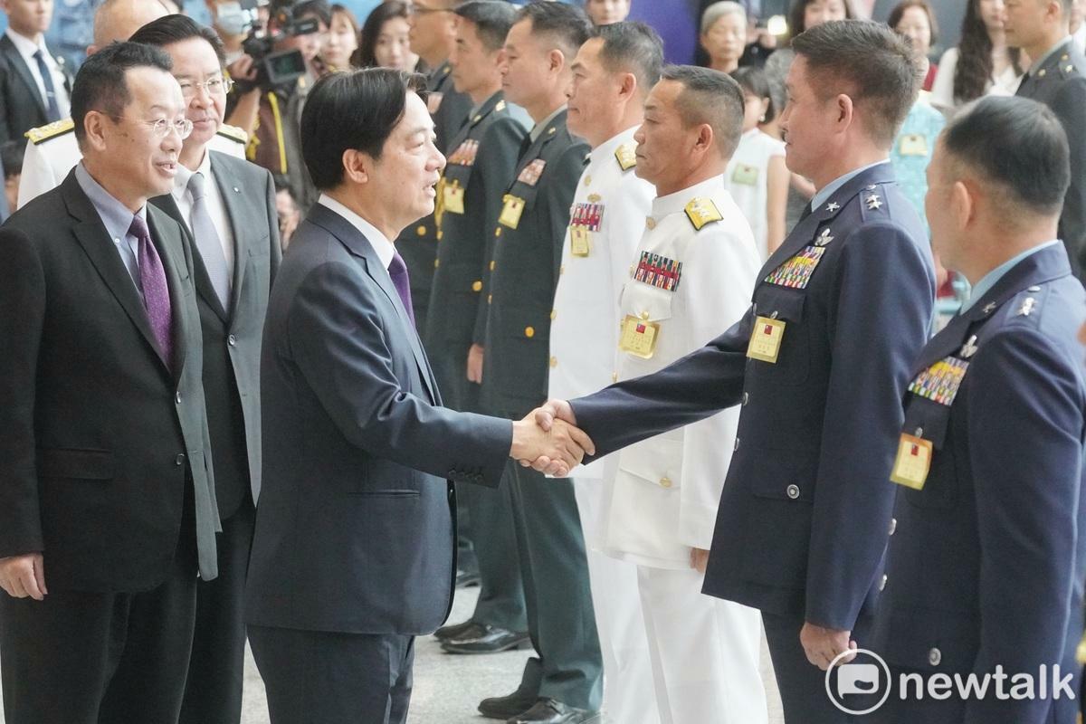 總統賴清德主持國防部「113年上半年陸海空軍晉任將官勗勉典禮」，並在國防部長顧立雄等人的陪同下，向剛剛晉任中將官的國防部通資次長鄧恩憐握手致意。 圖：張良一/攝