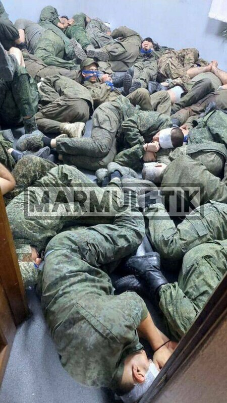 俄羅斯主動投降數增多，烏軍已接受超過1,000名投降俄軍，圖為投降的俄軍全被綑綁，擠在小房間裏。 圖 翻攝自 X @Israelwaronhama