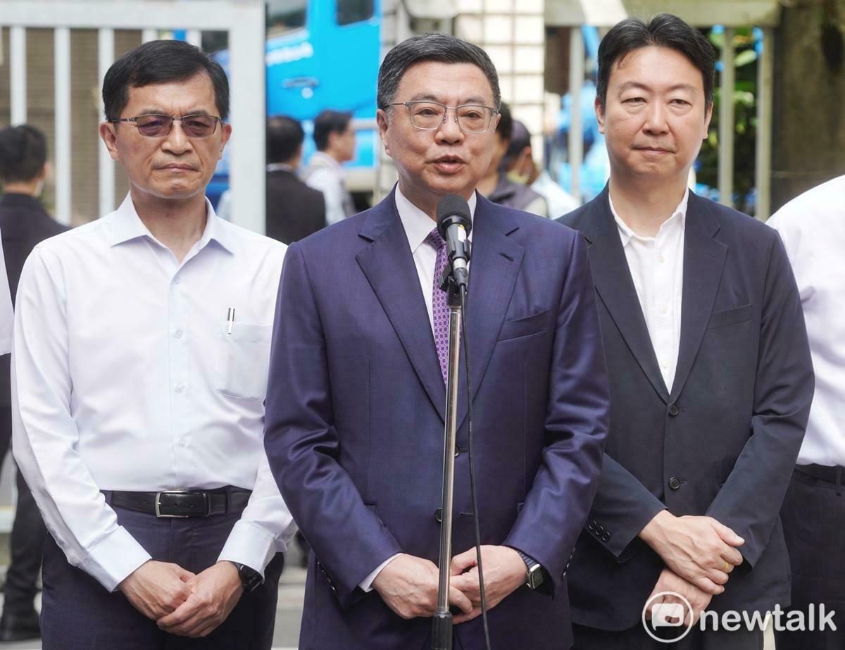 行政院長卓榮泰今（13）日訪視台電職場互助教保服務中心前接受媒體聯訪。 圖：張良ㄧ/攝