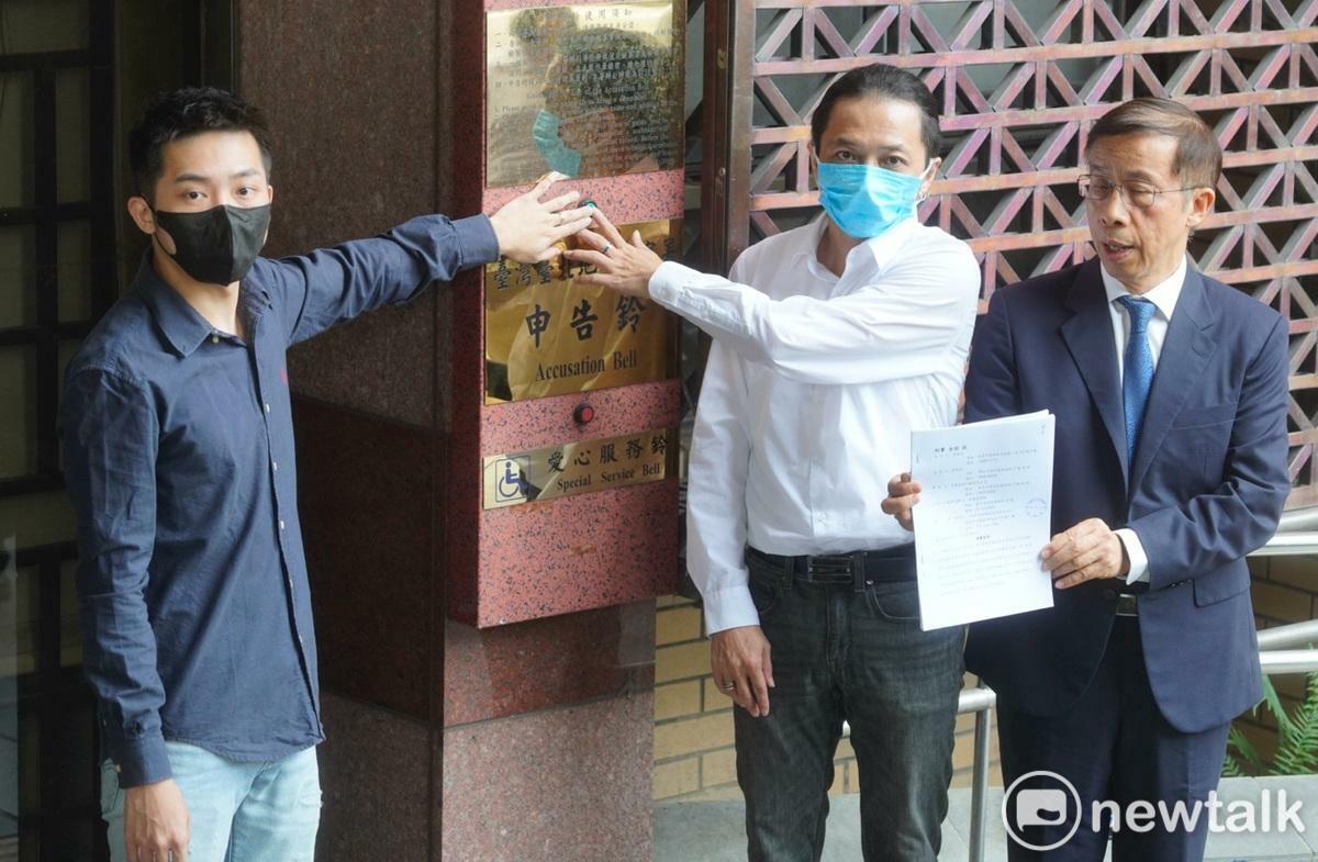 葉智光（中）、張俊堂（左）在律師（右）的陪同下，到台北地檢署對民眾黨組織部主任林昭印提告。 圖：張良一/攝