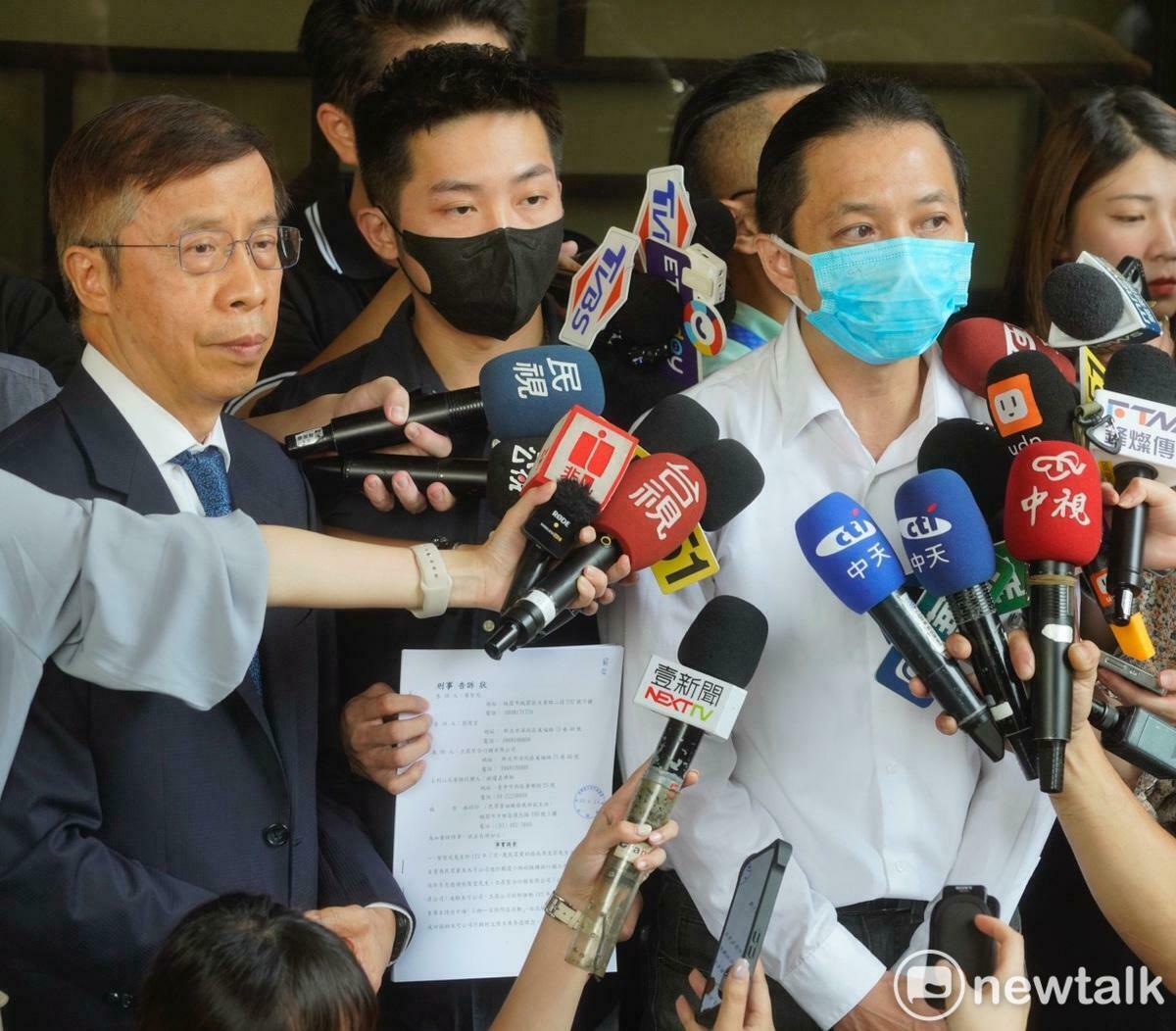 葉智光、張俊堂在律師的陪同下，到台北地檢署對民眾黨組織部主任林昭印提告。 圖：張良一/攝