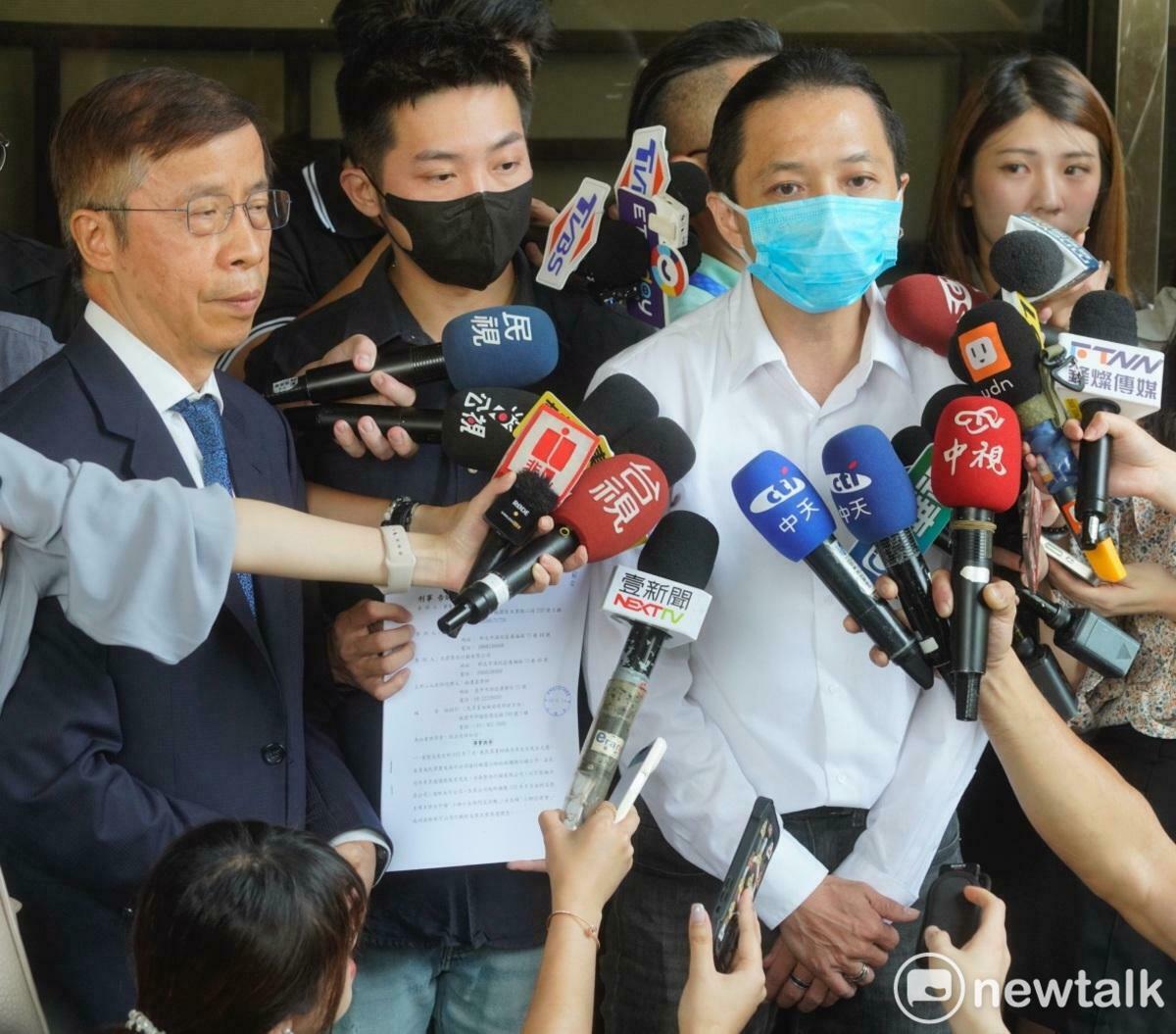 葉智光、張俊堂在律師的陪同下，到台北地檢署對民眾黨組織部主任林昭印提告。 圖：張良一/攝