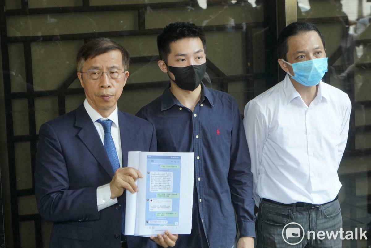 葉智光、張俊堂在律師的陪同下，到台北地檢署對民眾黨組織部主任林昭印提告。 圖：張良一/攝
