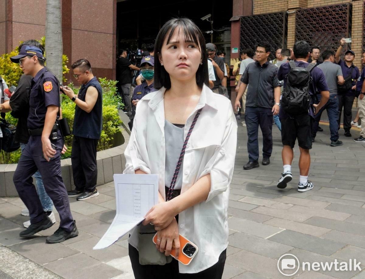 民眾黨原訂今早到北檢提到端木正會計師，因檢調搜索民眾黨中央，延後提到，改由民眾黨發言人吳怡萱到北檢發表聲明。 圖：張良一/攝