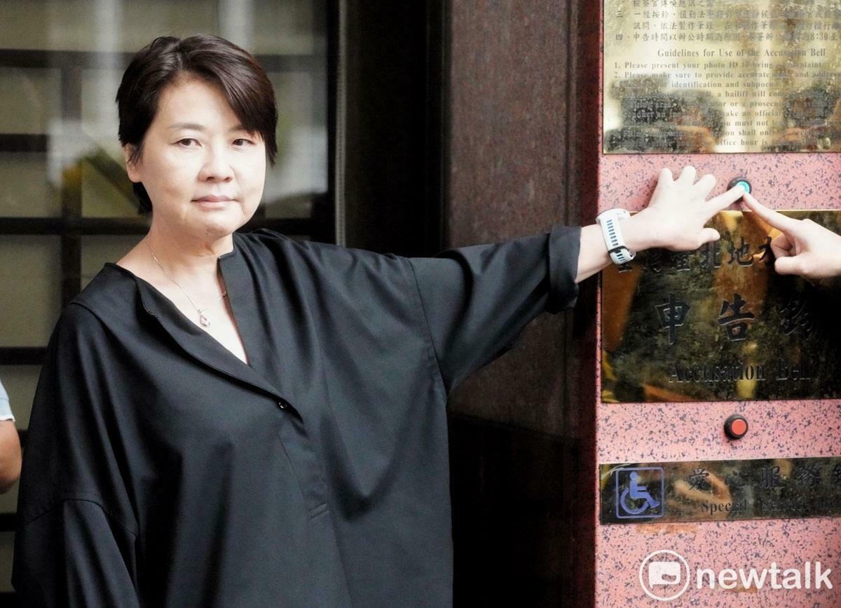 時任總統大選柯文哲競總總幹事黃珊珊下午在民眾黨發言人吳怡萱、委任律師的陪同下，前往北檢控告端木正會計師。 圖：張良一／攝