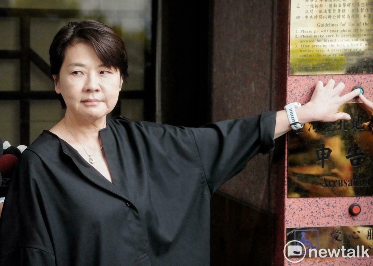 時任總統大選柯文哲競總總幹事黃珊珊下午在民眾黨發言人吳怡萱、委任律師的陪同下，前往北檢控告端木正會計師。 圖：張良一 / 攝