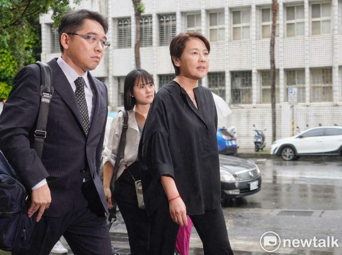 時任總統大選柯文哲競總總幹事黃珊珊近日在民眾黨發言人吳怡萱、委任律師的陪同下，前往北檢控告端木正會計師。 圖：張良一 / 攝（資料照）