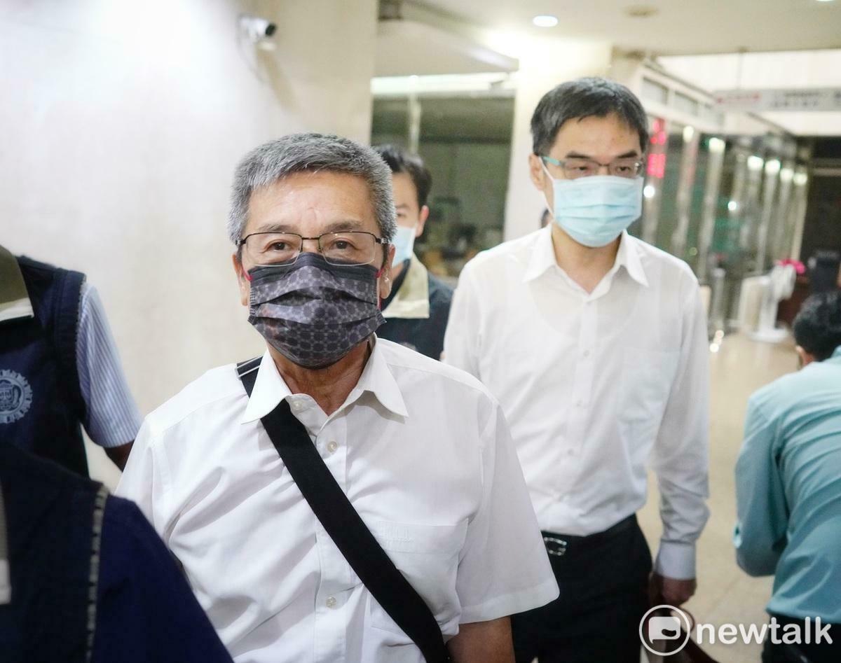 前柯文哲競辦財務長李文宗（前）、會計師端木正（右）被帶往北檢複訊。 圖：張良一 / 攝（資料照）