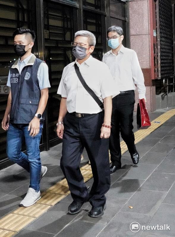 前柯文哲競辦財務長李文宗（中）、會計師端木正（右）被帶往北檢複訊。 圖：張良一 / 攝