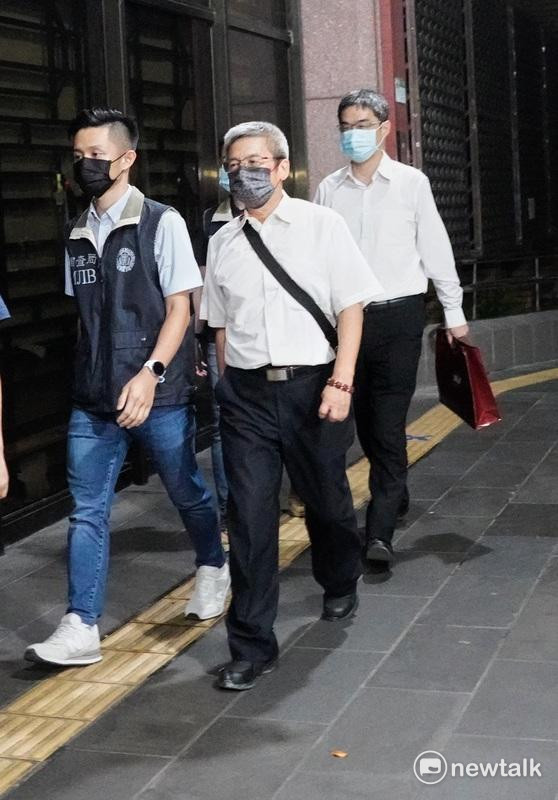 前柯文哲競辦財務長李文宗（中）、會計師端木正（右）被帶往北檢複訊。 圖：張良一/攝