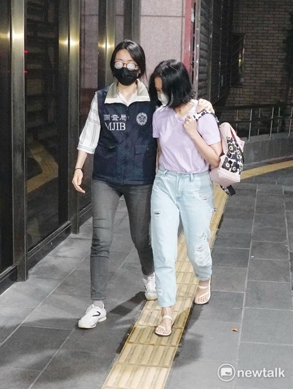 木可公司負責人李文娟被調查局幹員帶往北檢複訊。 圖：張良一 / 攝（資料照）