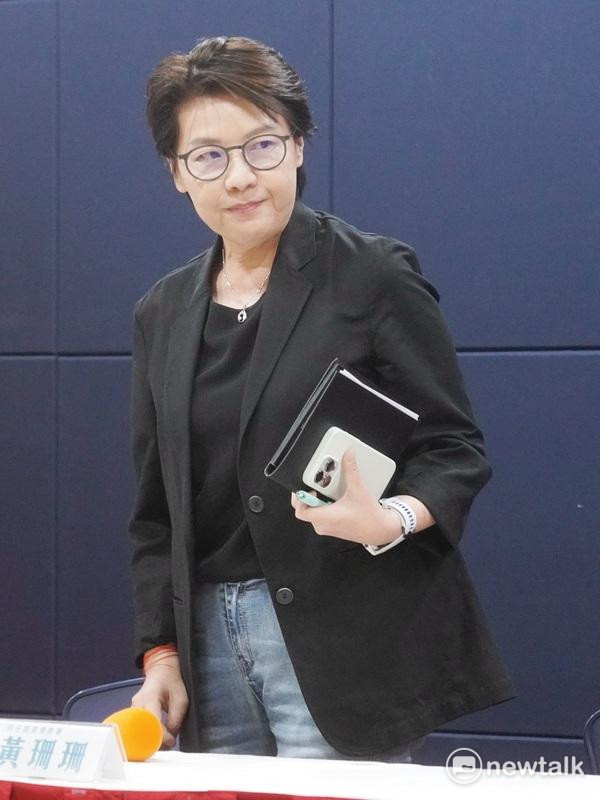 時任柯文哲總統大選競選總幹事黃珊珊下午舉行記者會，說明政治現金案查帳進度。 圖：張良一 / 攝