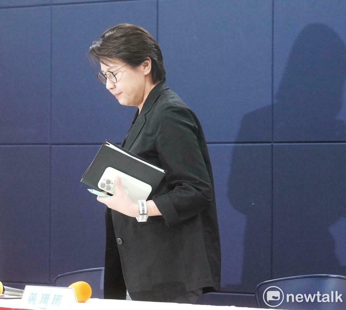 時任柯文哲總統大選競選總幹事黃珊珊下午舉行記者會，說明政治現金案查帳進度。 圖：張良一 / 攝
