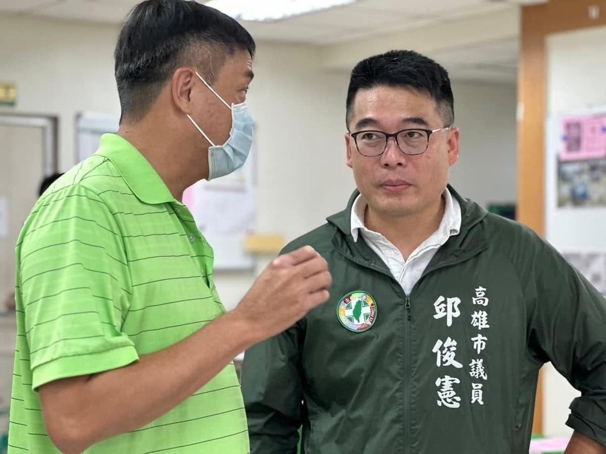 邱俊憲(右)評柯志恩不是逼出土方解方，是看到政府開始解題後，搶著把答案寫上自己的名字。 圖：翻攝自邱俊憲臉書（資料照）