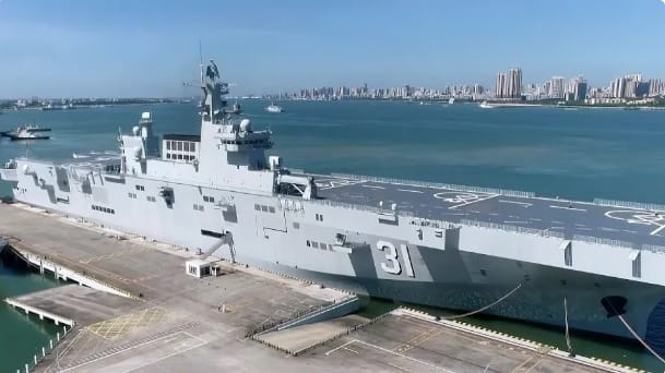 解放軍075 型兩棲攻擊艦。 圖：翻攝自 軍武次位面