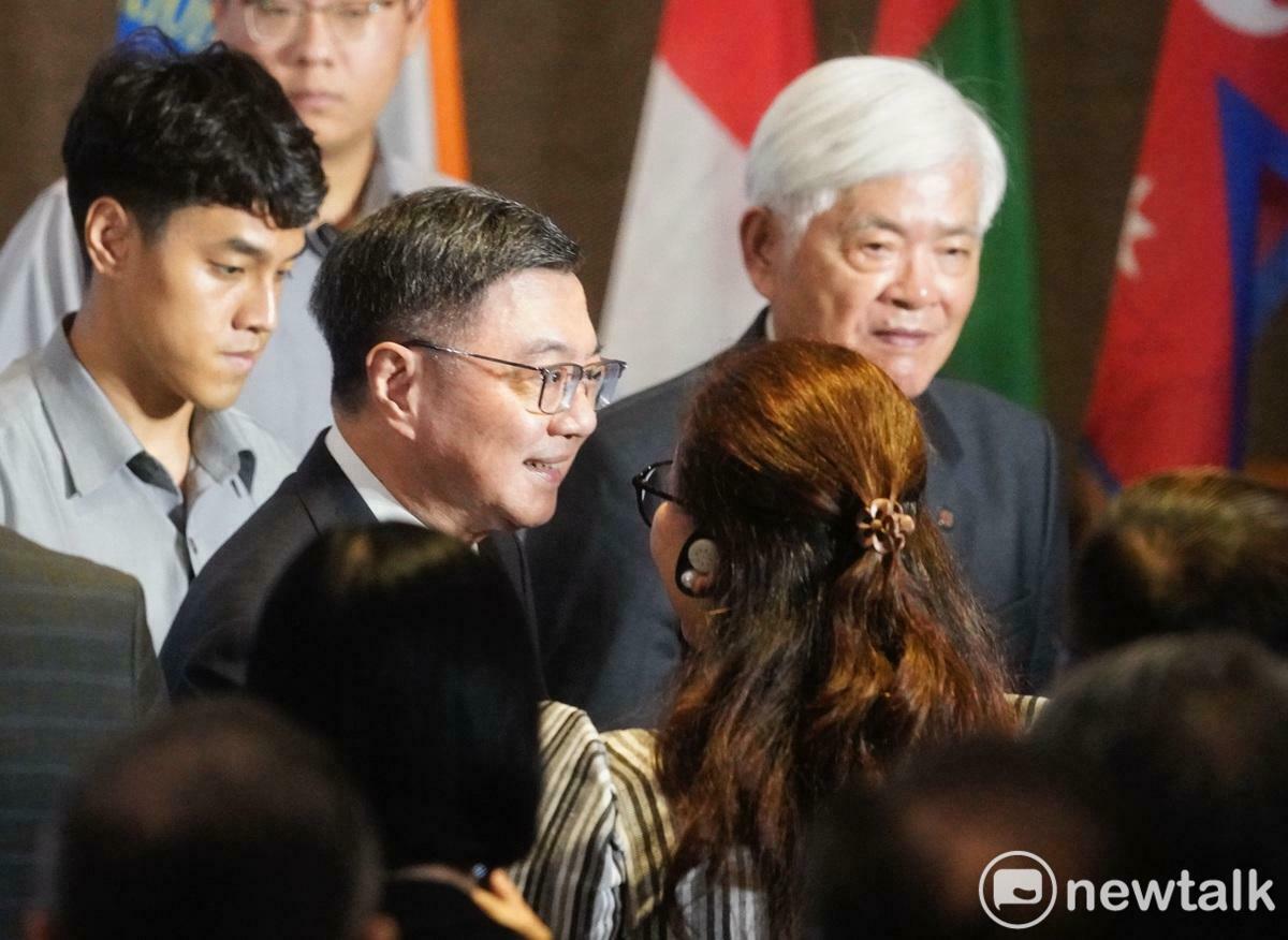 行政院長卓榮泰今（11）日出席2024年亞洲選舉官署協會會員大會開幕式，入場前被媒體問及行政院發言人的人選，他只說，「你們都很熟」，隨即走入會場。 圖：張良一/攝