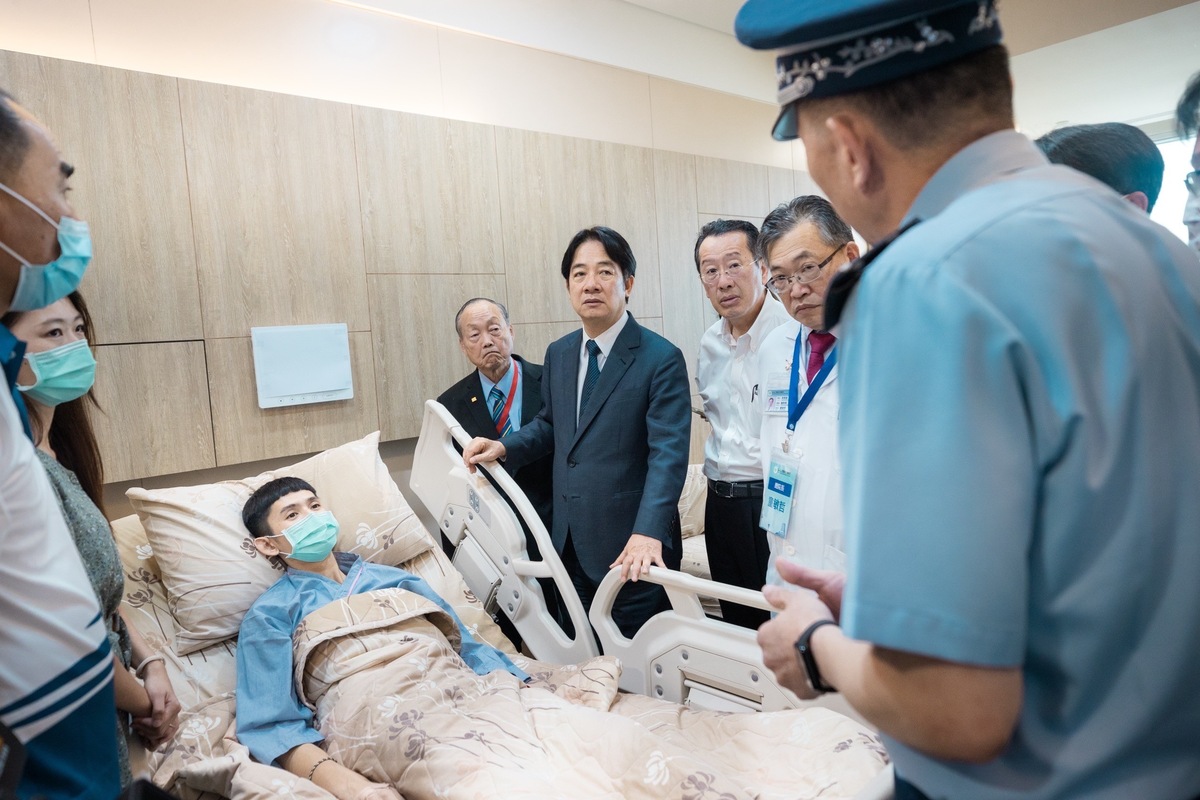 總統賴清德探視平安獲救的幻象飛官謝沛勳。 圖：總統府提供（資料照）