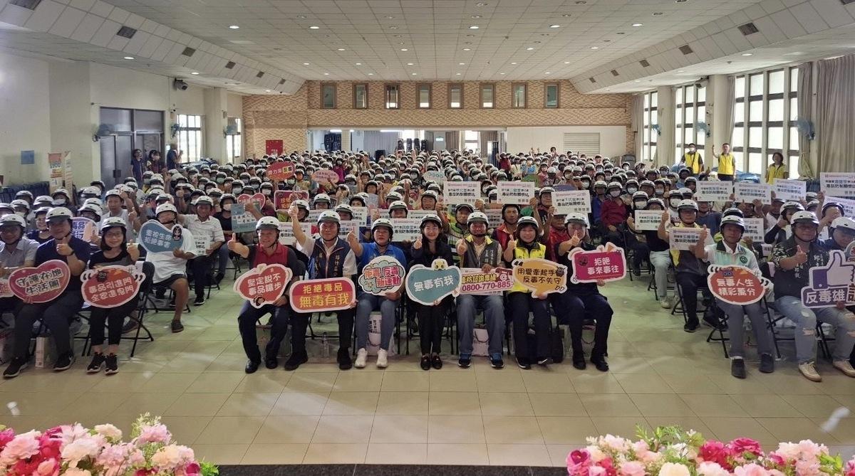 為建構社區綿密毒防網，高雄市政府毒品防制局今（12）日再前進路竹區及阿蓮區成立 32里辦毒防關懷站，於路竹區公所舉辦啟動儀式 圖：高雄市毒防局／提供