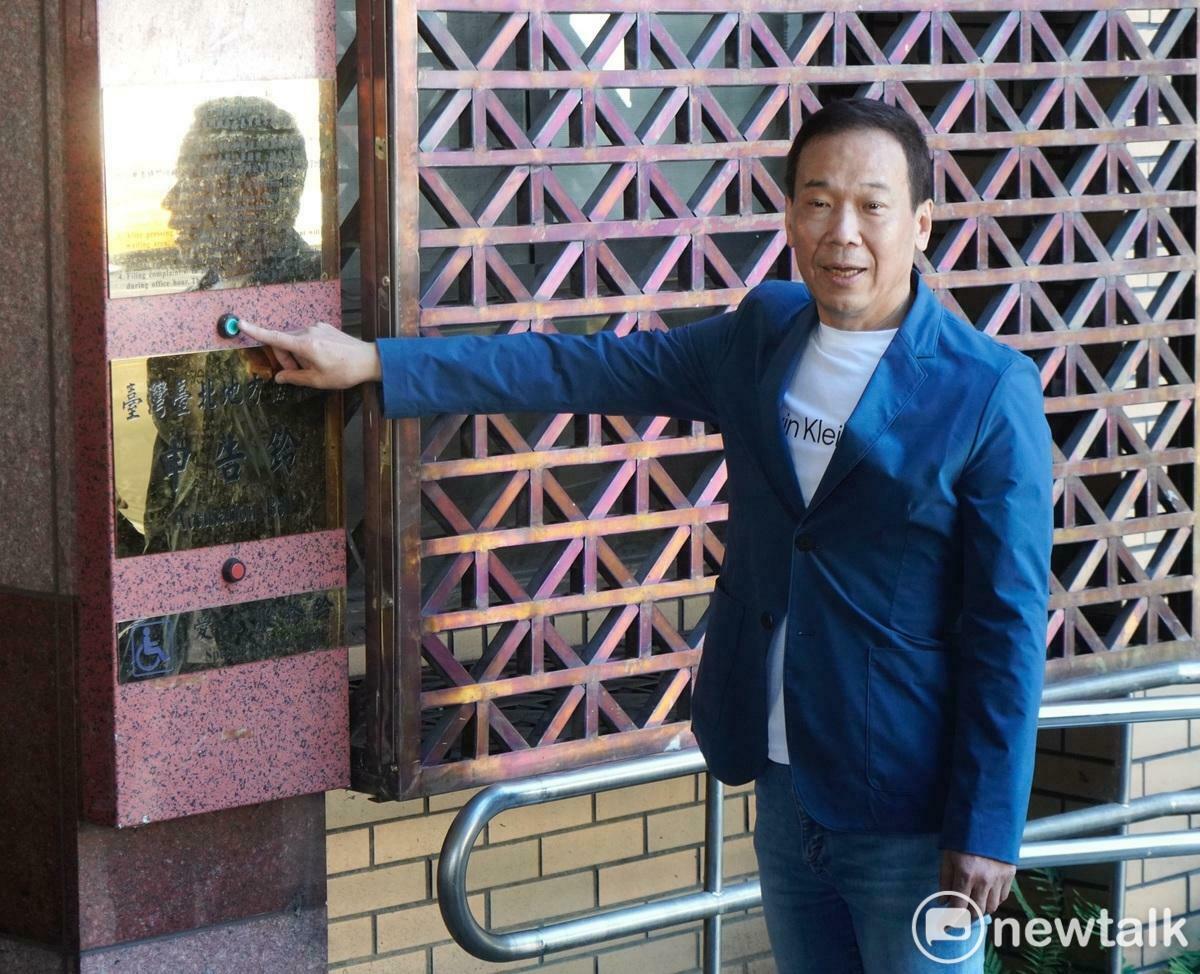 台北市議員鍾小平赴台北地檢控告曾姸潔、詹江村妨害名譽。 圖：張良一 / 攝