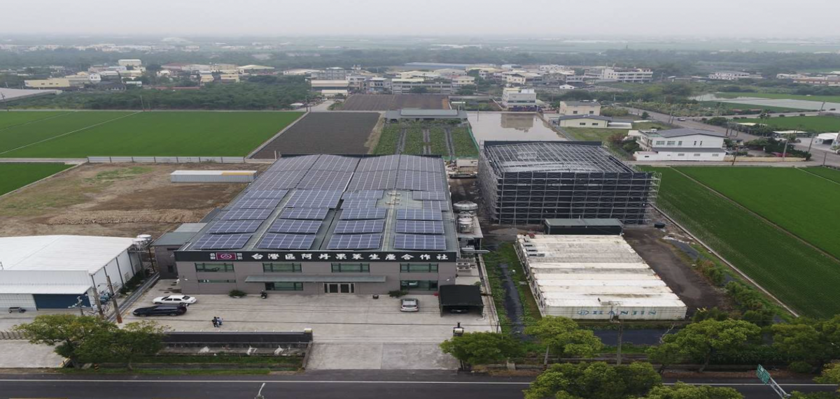 日前，雲林縣府宣示在沒有制訂保護農業權前，拒絕上繳國土計畫書；遭內政部長劉世芳多次點名，但縣長張麗善至今態度未改；如今再為能源許可法令不周延，揚言在中央改進前將暫緩核發再生能源電廠。（圖為雲林縣果菜合作社上的太陽能電板） 圖：截自雲林縣政府