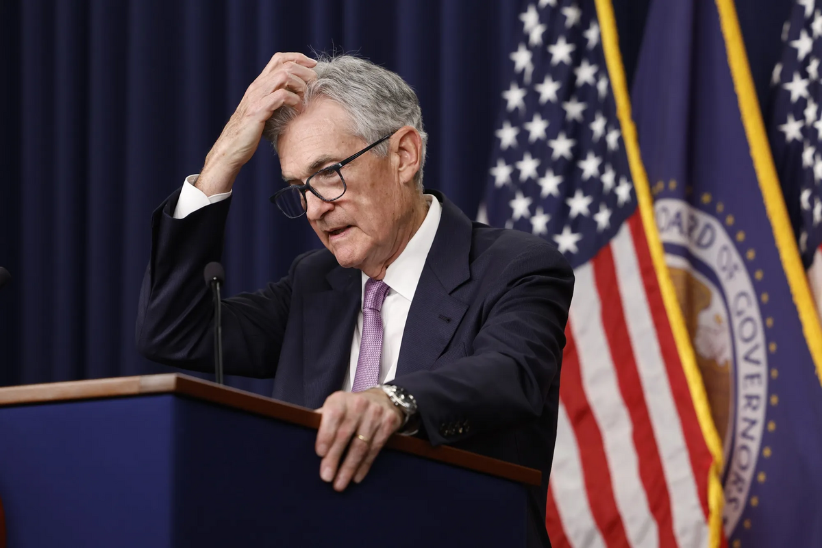 聯準會主席鮑爾（Jerome Powell）宣布降息 2碼，但也警告「不要將大幅降息，視為未來的常規節奏」，這意味著什麼？ 圖：達志影像／美聯社