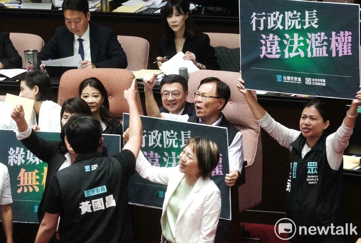 立法院新會期今開議，民眾黨立委在行政院長卓榮泰面前舉牌杯葛議事。 圖：張良一 / 攝