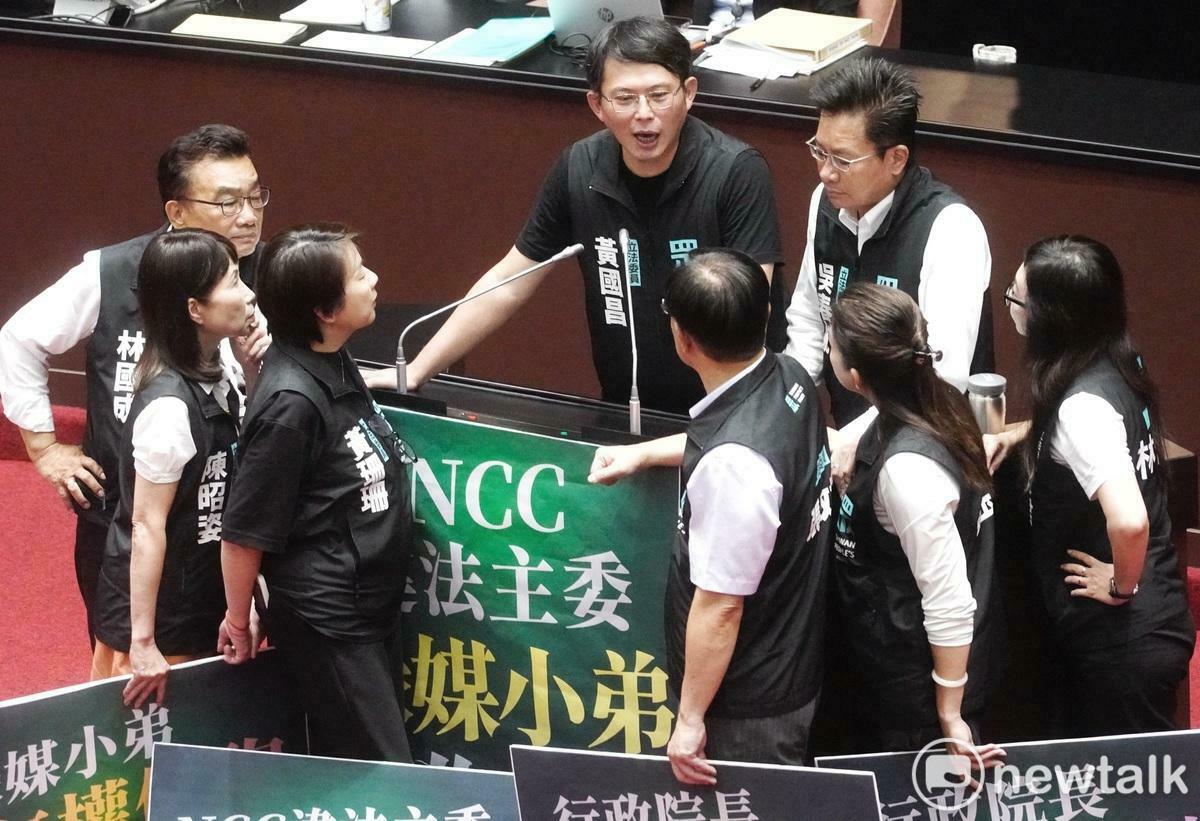 立法院今開議，民眾黨立院黨團總召黃國昌在議場和其他7位民眾黨立委為接下來的抗爭行動進行沙盤推演。 圖：張良一 / 攝