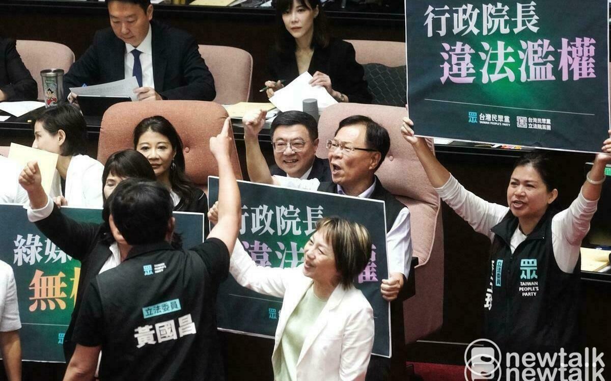 立院開議舉牌轟翁柏宗「綠媒小弟」 民眾黨：政院帶頭鑽小門 讓人不齒