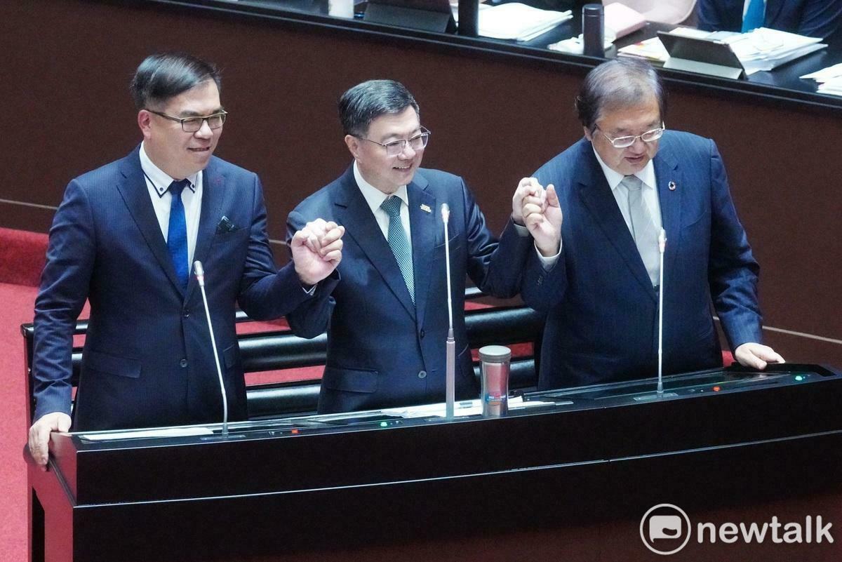 行政院長卓榮泰在立院院會備詢時，舉起衛福部長邱泰源、環境部長彭啟明的手，反駁兩位部長不合的傳聞。 圖：張良一/攝