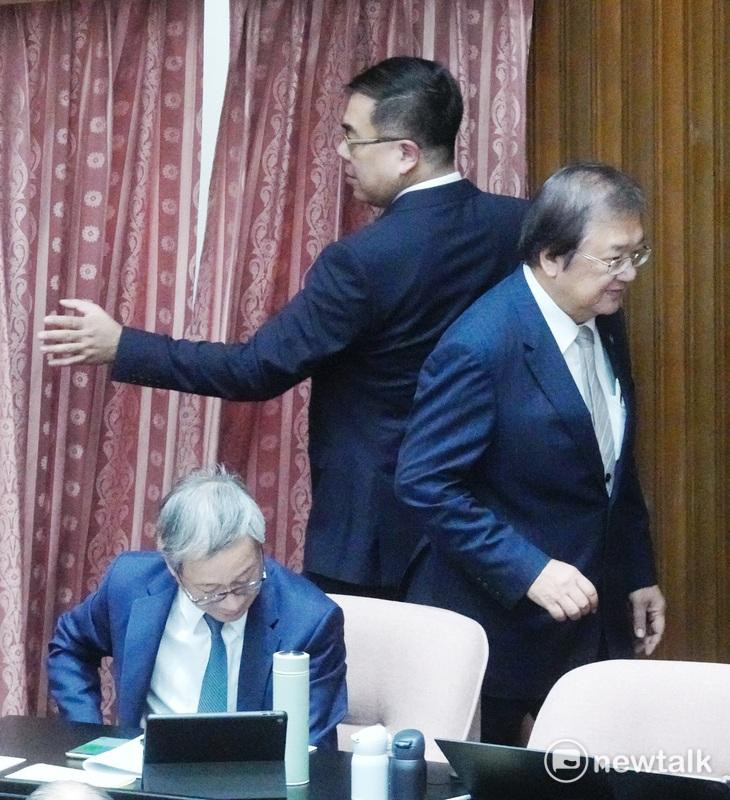 衛福部長邱泰源、環境部長彭啟明在立院院會休息時間錯身而過。行政院長卓榮泰在立院院會備詢時，舉起兩位部長的手，反駁兩位部長不合的傳聞。 圖：張良一/攝