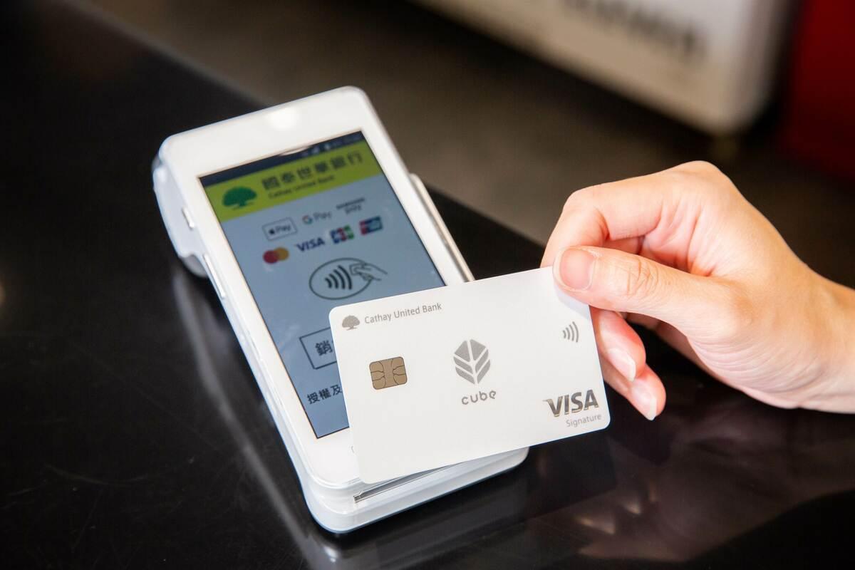 第四季進入百貨週年慶以及電商雙11／雙12促銷旺季，預期將成為卡友消費主力場域，CUBE卡「樂饗購」或「玩數位」權益方案不僅持續提供指定百貨及電商最高享 3.3%回饋無上限，在百貨週年慶、雙11電商大檔活動亦會推出檔期促刷優惠，卡友刷愈多回饋愈多。 圖：國泰世華／提供