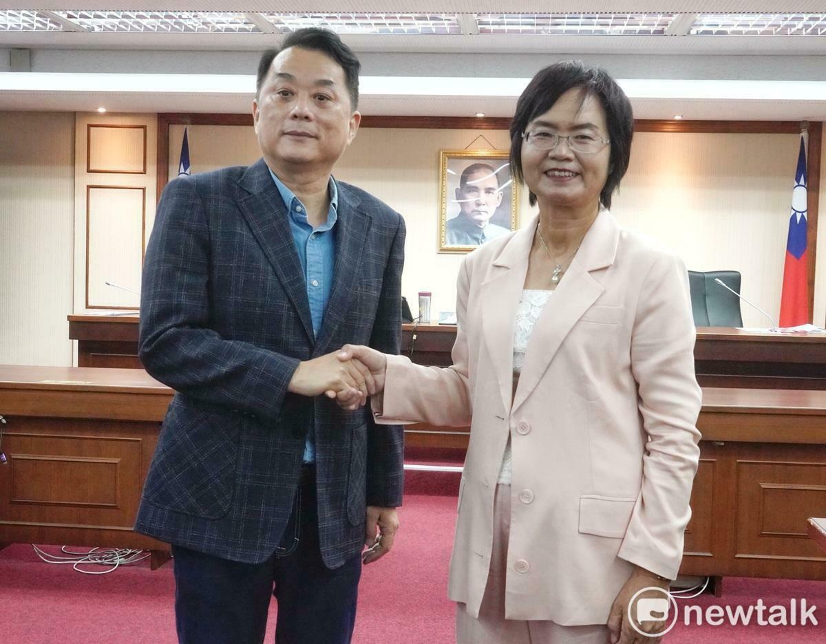 立法院交通委員會新任召委魯明哲、陳素月在投票後合影。 圖：張良一 / 攝