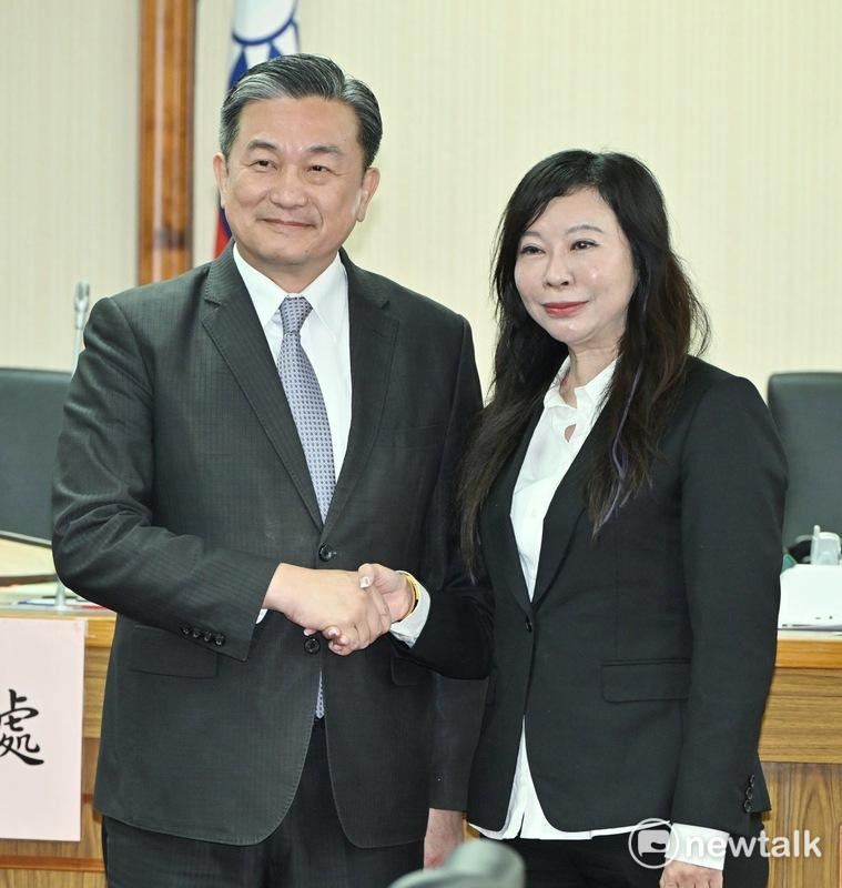 立院國防委員會新任召委王定宇、林憶君在投票後合影。 圖：張良一 / 攝
