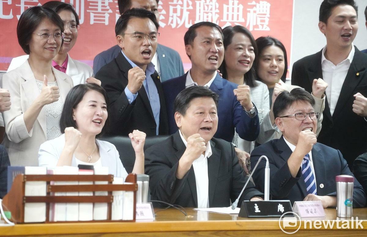 國民黨立院黨團今舉行黨團幹部就職典禮，前排左起爲首席副書記長王鴻薇、總召傅崐萁、書記長林思銘。 圖：張良一/攝