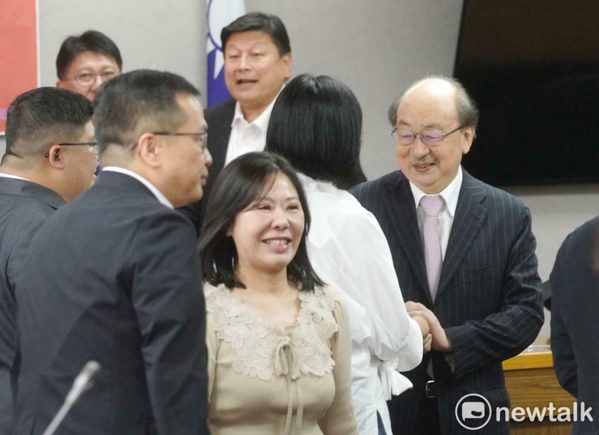 國民黨立院黨團今舉行黨團幹部就職典禮，民進黨團總召柯建銘向國民黨團首席副書記長王鴻薇致意。 圖：張良一/攝