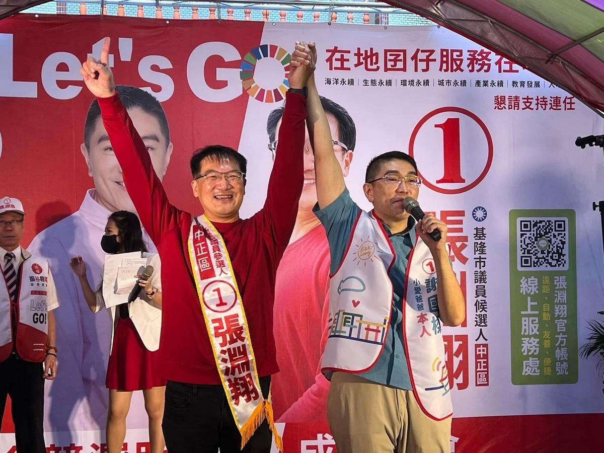 基隆市民政處長張淵翔（左）涉嫌利用戶政系統，協助罷免連署事宜，29日深夜遭基隆地院裁定40萬元交保，並限制住居。 圖：翻攝自謝國樑臉書（資料照）