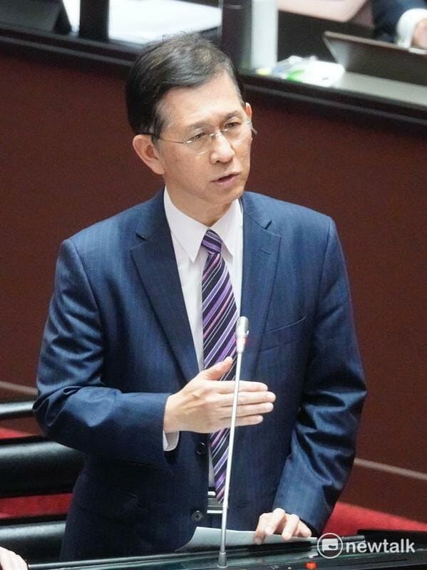 數發部長黃彥男在立院院會備詢的資料照。 圖：張良ㄧ/攝