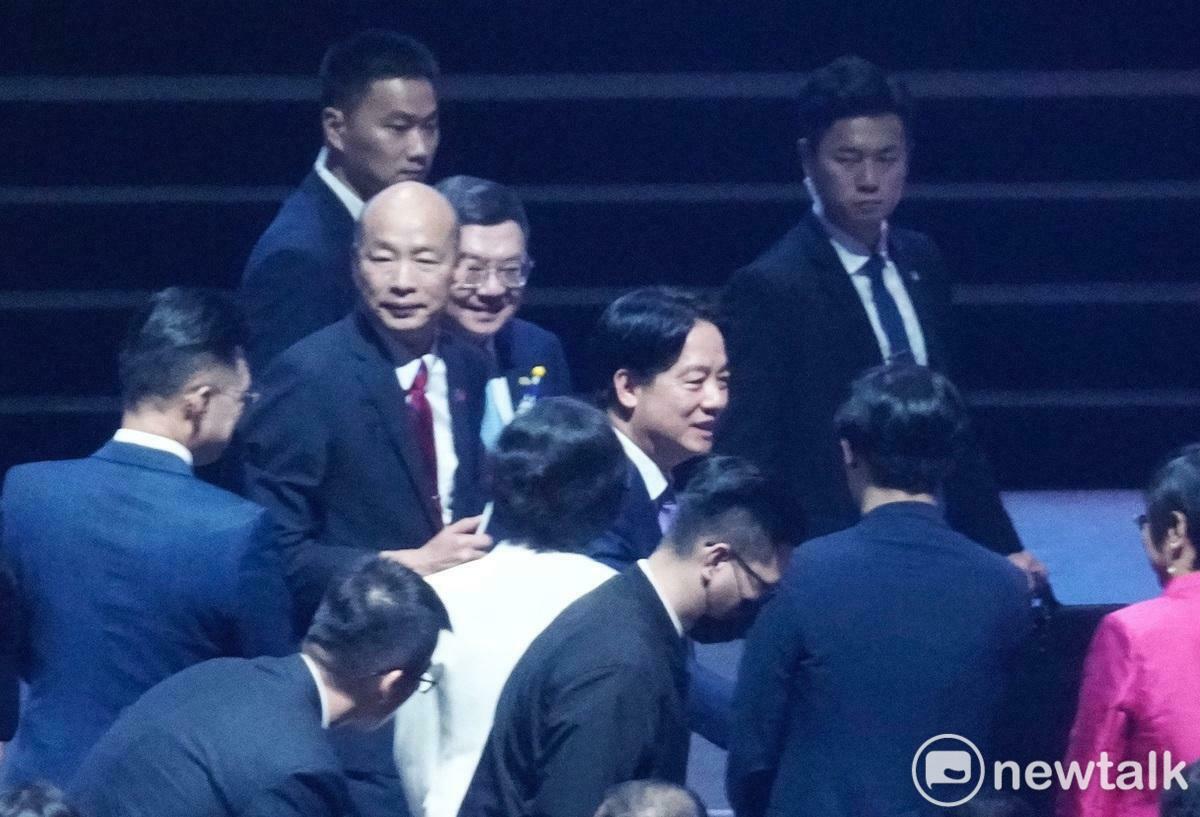 總統賴清德在國慶籌委會韓國瑜、行政院長卓榮泰等人的陪同下出席國慶晚會。 圖：張良ㄧ/攝
