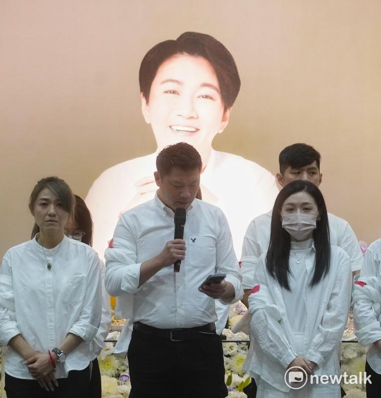 故台北市議員許家蓓今舉行公祭典禮，許家蓓的人生伴侶、立委吳沛憶（右）和多位台北市議員在許家蓓靈前答謝致意。 圖：張良ㄧ/攝