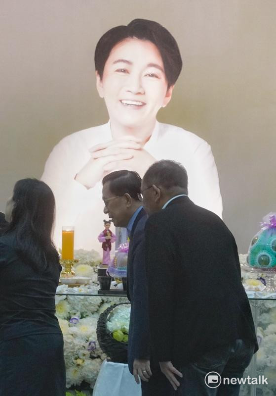 前總統陳水扁出席故台北市議員許家蓓公祭典禮，並向家屬鞠躬致意。 圖：張良ㄧ/攝