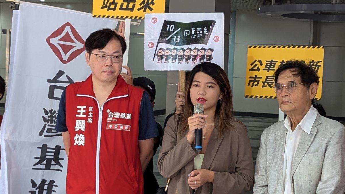 台灣基進主席王興煥(左)和獨盟主席陳南天(右)今日前往基隆力挺罷樑行動，10月13日踴躍出來投票。 圖:台灣基進提供