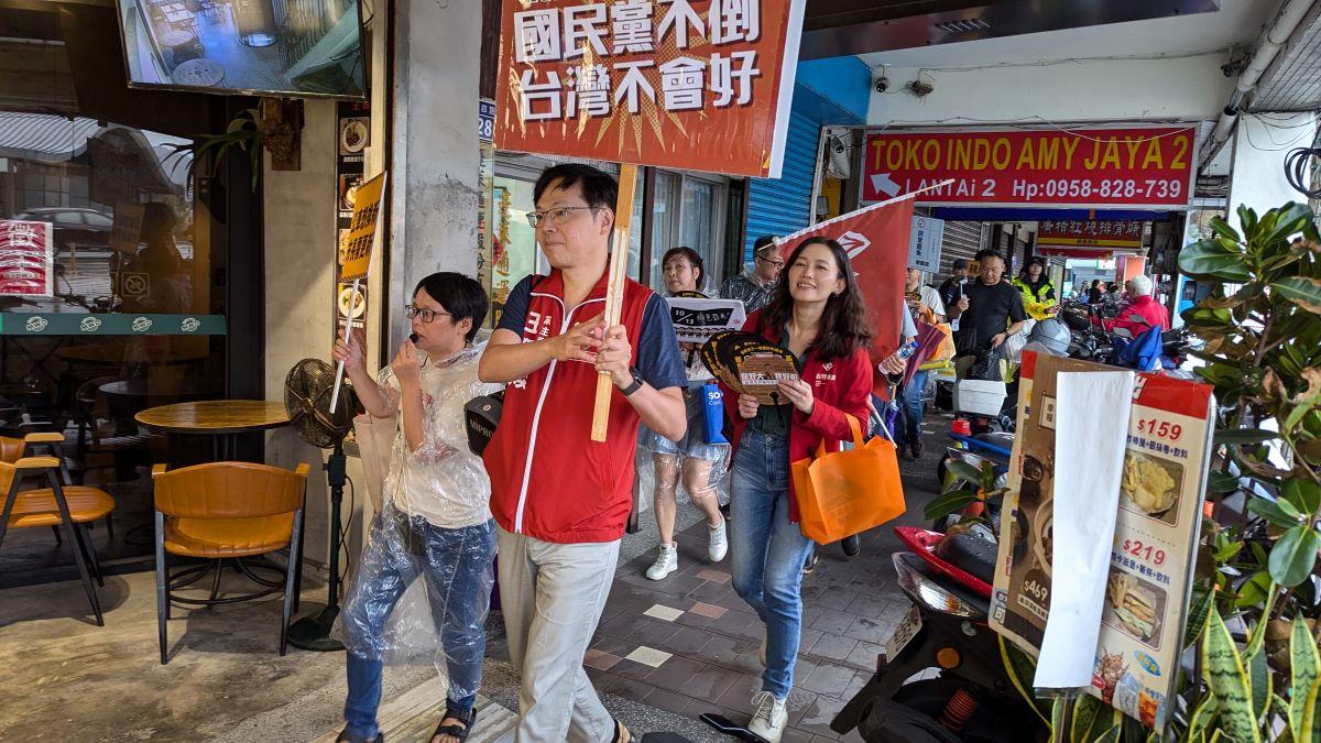 曾經在2020年成功罷免高雄市長韓國瑜的台灣基進，在今（8）日由黨主席王興煥及秘書長吳欣岱帶隊前進基隆，與基隆罷免謝國樑團隊「山海公民拆樑行動」及基隆在地志工一起聯合掃街。 圖:台灣基進堤供