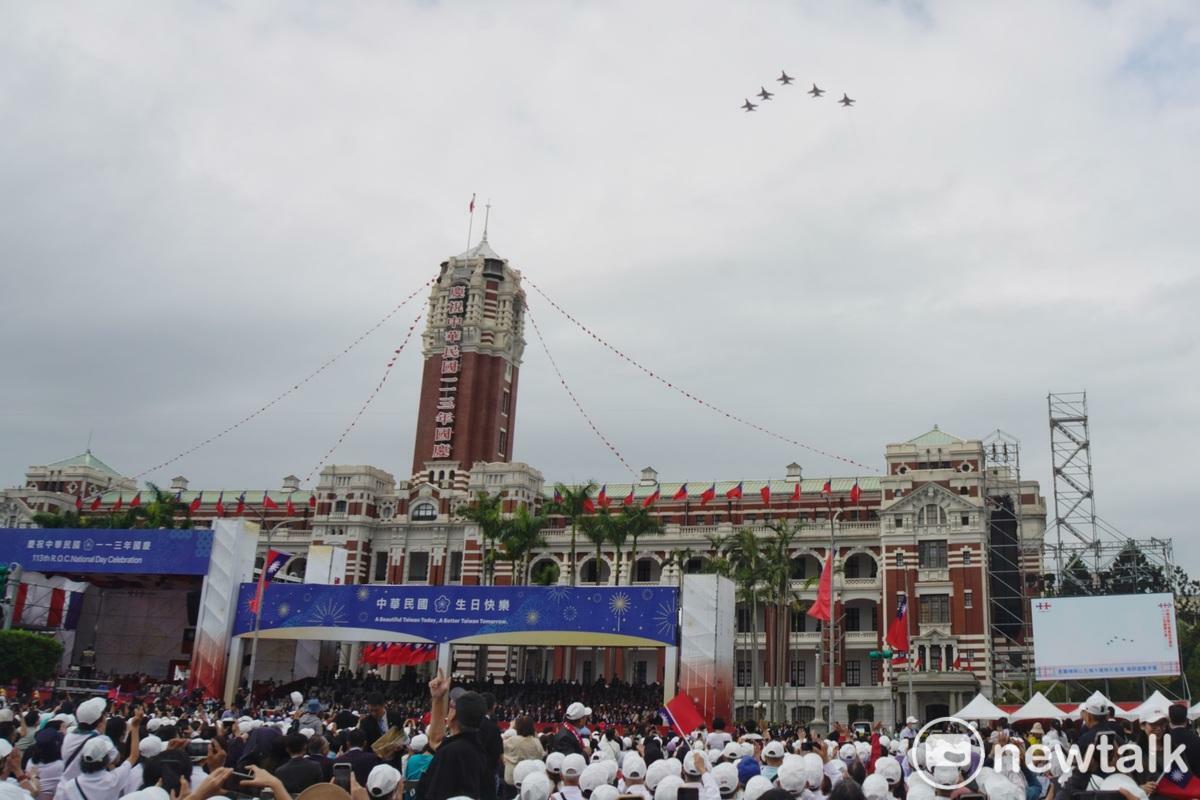 空軍勇鷹高教機以大雁隊形在總統府上空衝場，為113年國慶慶祝大會揭開序幕。 圖：張良一/攝