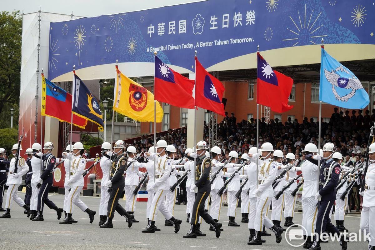 三軍樂儀隊在113年國慶慶祝大會上操演。 圖：張良一/攝