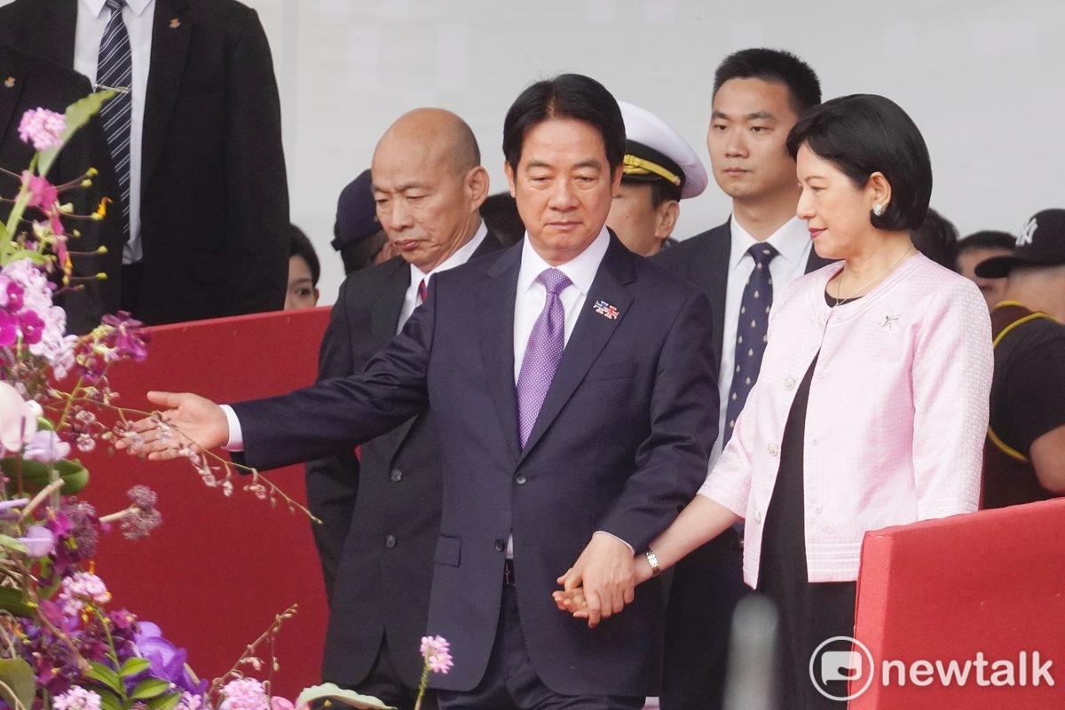 陳佩琪直言，若丈夫真遭逼到身亡，「那我就揹著你的骨灰，每天去賭賴清德夫妻出門」。圖為總統賴清德與妻子吳玫如牽手現身國慶大典。(資料照片) 圖：張良一/攝