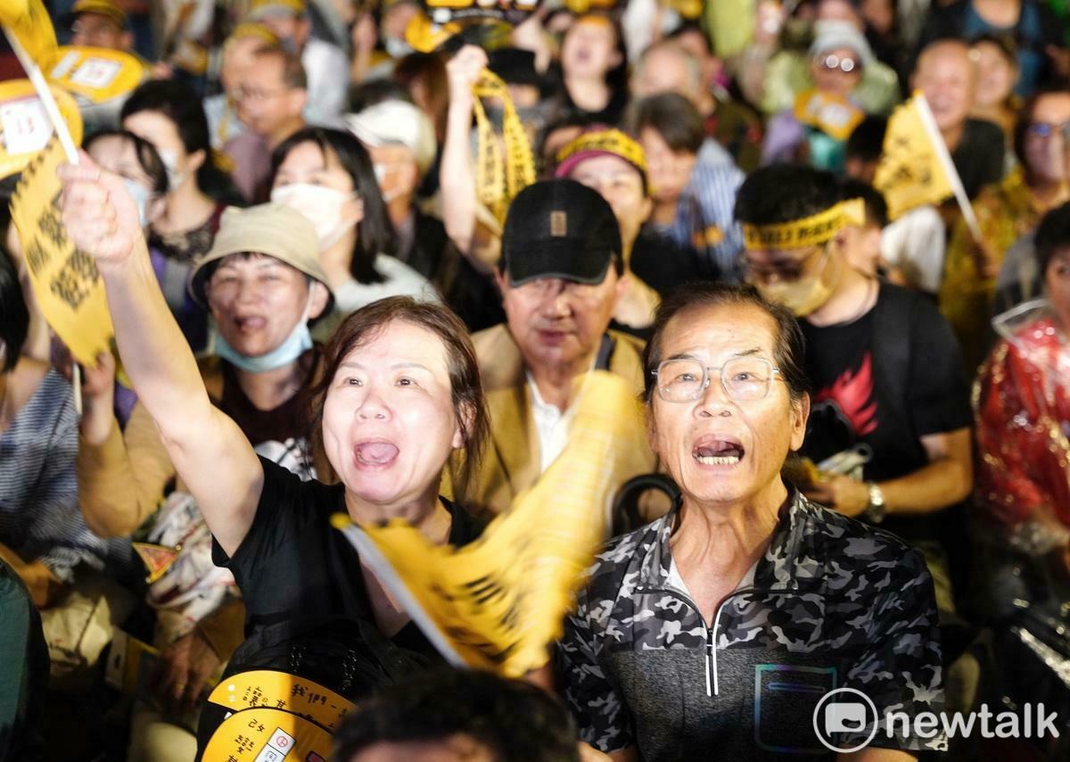 山海公民拆樑行動—罷免謝國樑在罷免投票前夕在基隆國民運動中心旁舉行「明仔日，雞籠換信義新衫」晚會，吸引數百位支持同意罷免謝國樑的民眾冒雨參加。 圖：張良一/攝