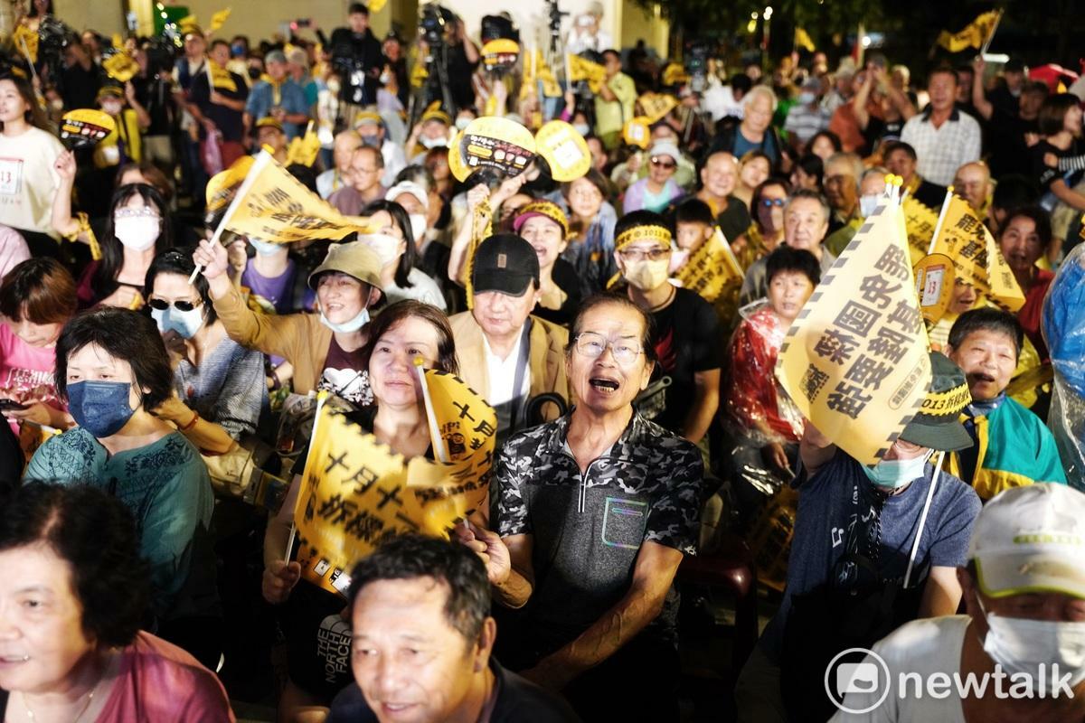 山海公民拆樑行動—罷免謝國樑在罷免投票前夕在基隆國民運動中心旁舉行「明仔日，雞籠換信義新衫」晚會，吸引數百位支持同意罷免謝國樑的民眾冒雨參加。 圖：張良一/攝