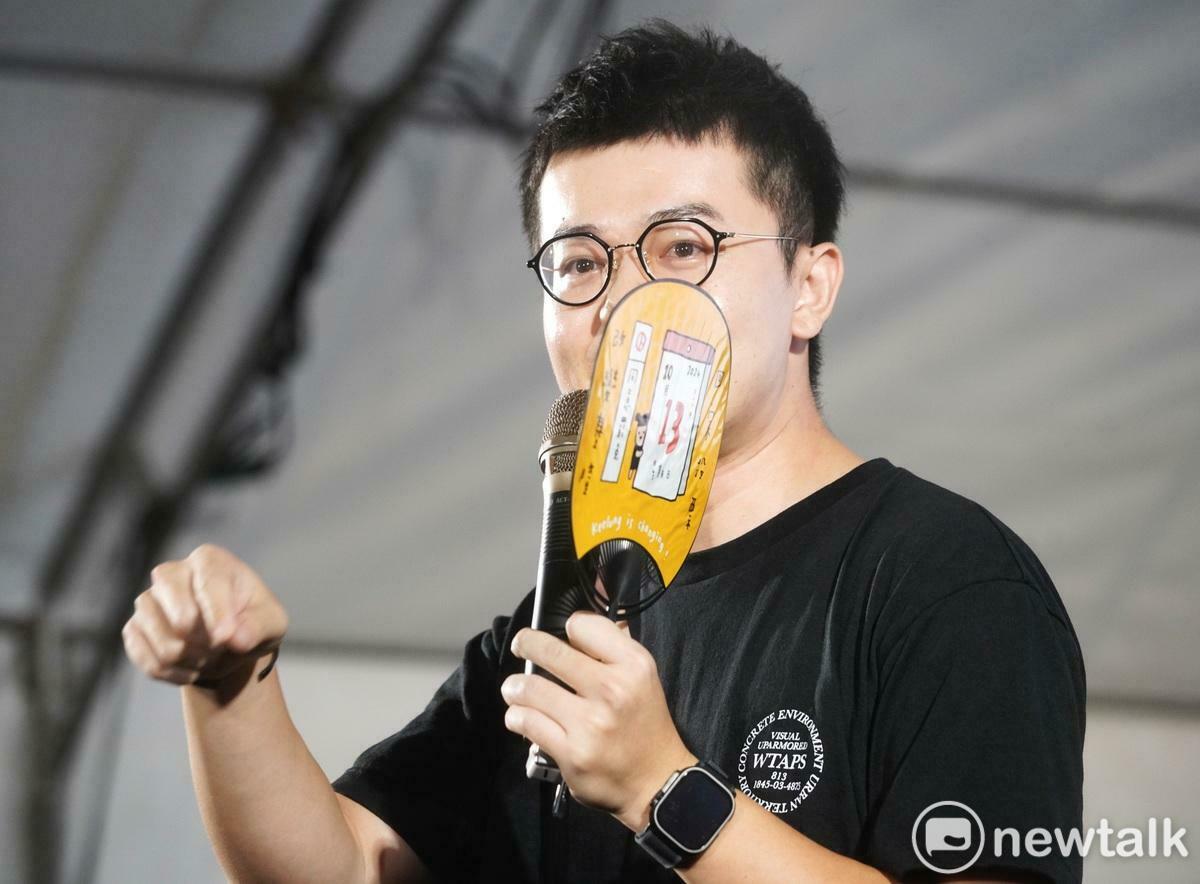 山海公民拆樑行動—罷免謝國樑在罷免投票前夕在基隆國民運動中心旁舉行「明仔日，雞籠換信義新衫」晚會，吸引數百位支持同意罷免謝國樑的民眾冒雨參加。圖為罷韓四君子之一的張博洋短講。 圖：張良一/攝