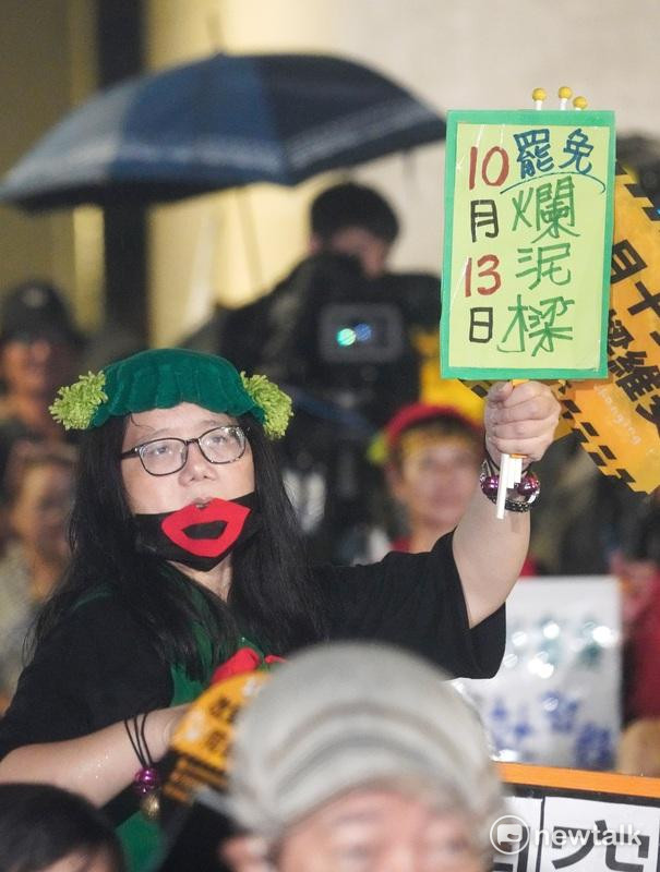 山海公民拆樑行動—罷免謝國樑在罷免投票前夕在基隆國民運動中心旁舉行「明仔日，雞籠換信義新衫」晚會，吸引數百位支持同意罷免謝國樑的民眾冒雨參加。 圖：張良一/攝